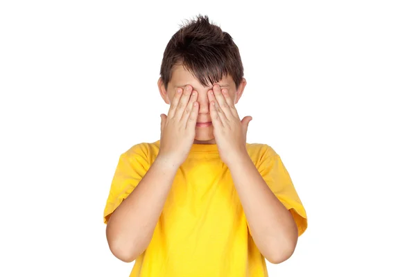 Смешной ребенок в желтой футболке с закрытыми глазами — стоковое фото