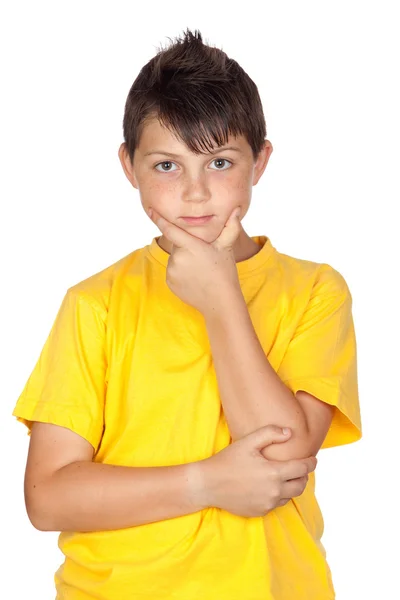 Nadenkend kind met geel t-shirt — Stockfoto