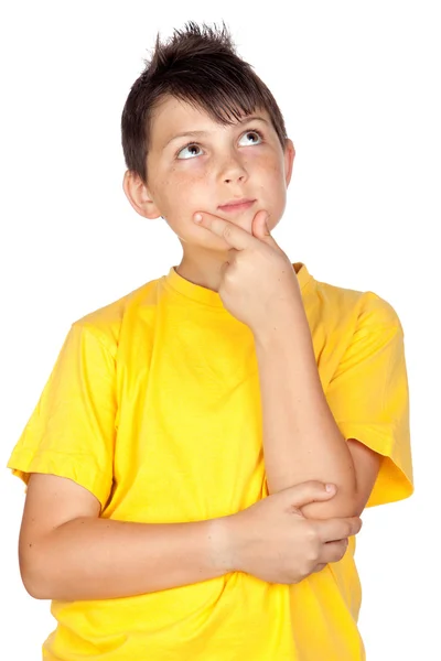 Criança pensativa com camiseta amarela — Fotografia de Stock