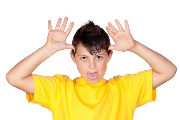 Niño divertido con camiseta amarilla burlándose — Foto de Stock