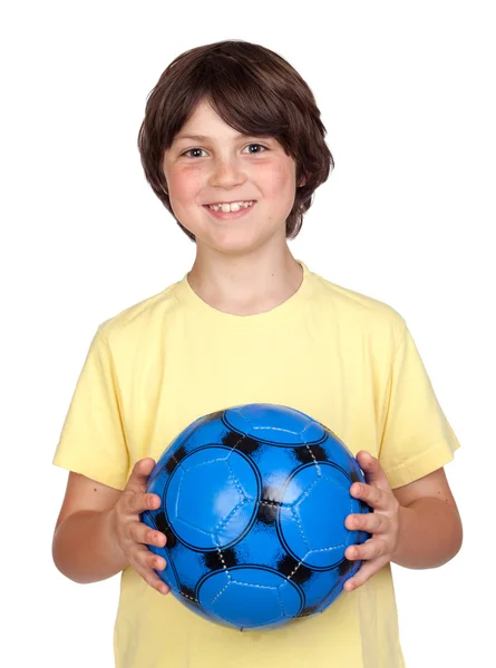 Очаровательный ребенок с голубым футбольным мячом — стоковое фото