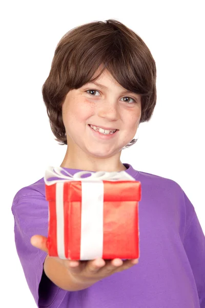 Junge mit einem Geschenk — Stockfoto