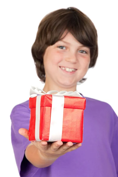 Junge mit einem Geschenk mit Fokus auf die Hand -dof- — Stockfoto