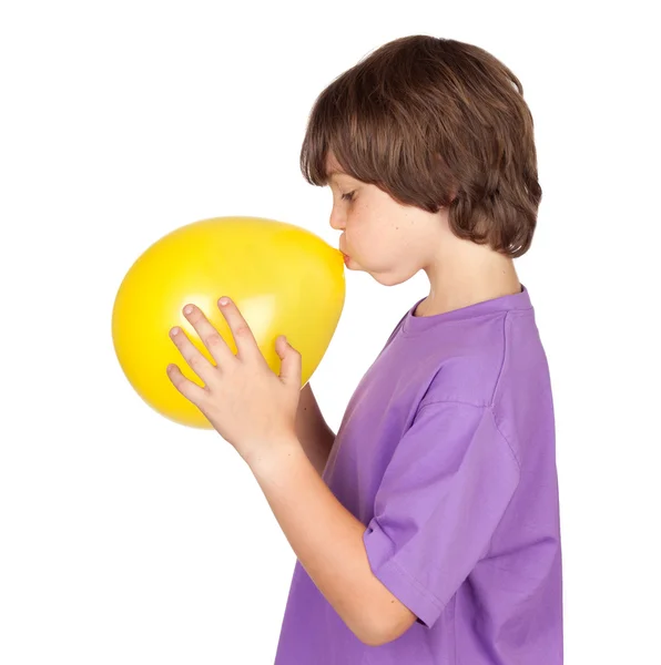 Αστείος αγόρι φύσηγμα-επάνω ένα κίτρινο μπαλόνι — Φωτογραφία Αρχείου