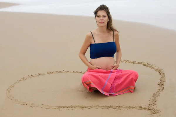 Hermosa chica embarazada en la playa — Foto de Stock