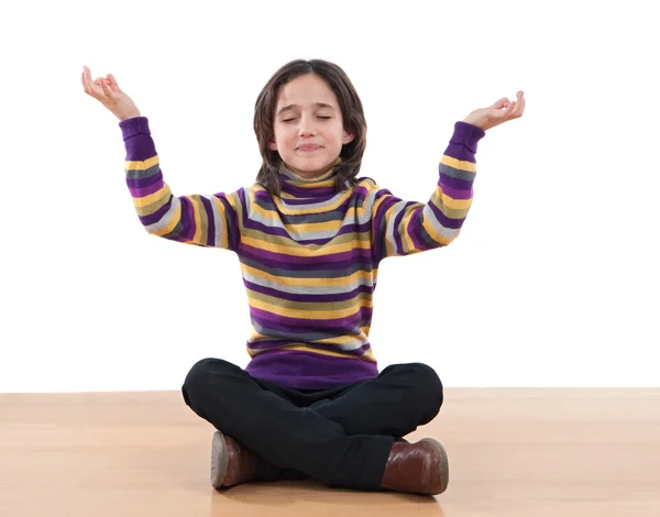 Ziemlich entspanntes Mädchen praktiziert Yoga — Stockfoto