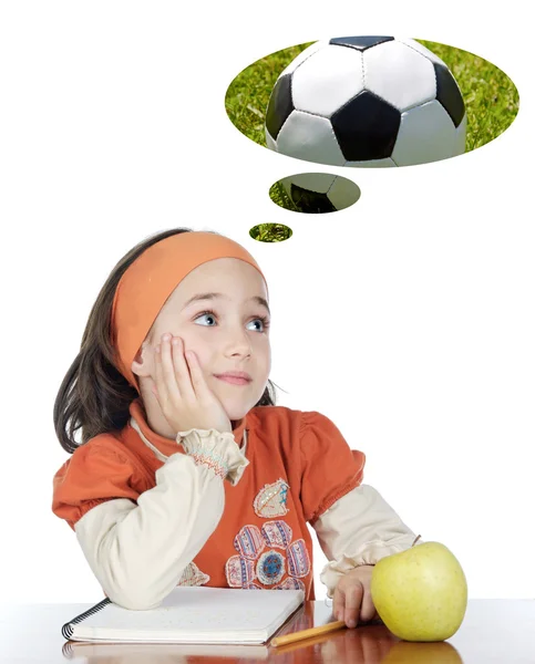 Menina adorável na sala de aula pensando sobre a bola — Fotografia de Stock