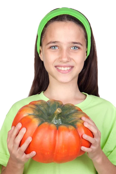Счастливая девушка в Хэллоуин с большой тыквой — стоковое фото