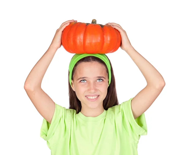 Счастливая девушка в Хэллоуин с большой тыквой — стоковое фото