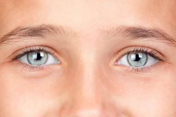 Симпатичная девушка с голубыми глазами — стоковое фото