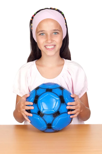 Очаровательная девочка с футбольным мячом — стоковое фото