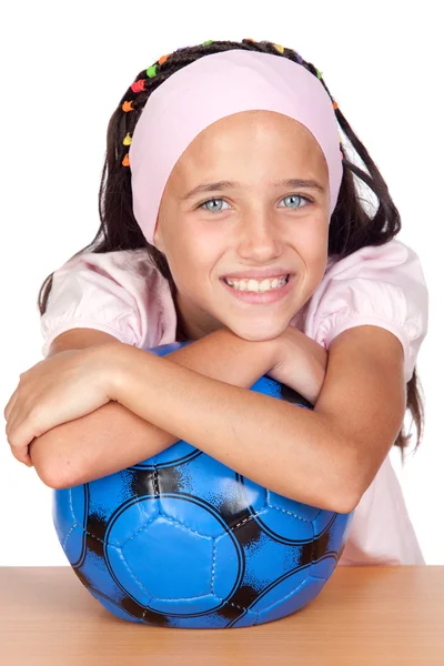 Bedårande liten flicka med fotboll — Stockfoto
