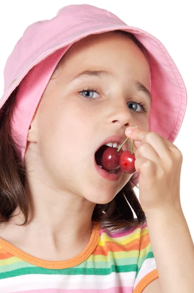 Tjej äter körsbär — Stockfoto
