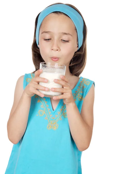 喝牛奶的女孩 — 图库照片