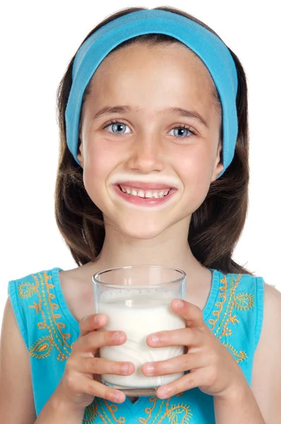 Дівчина п'є молоко — стокове фото