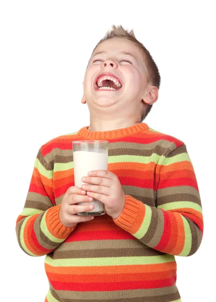 우유의 유리를 가진 아름 다운 아이 — 스톡 사진