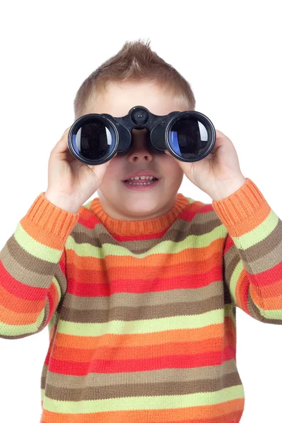 쌍안경을 통해 찾고 어린 소년 — 스톡 사진