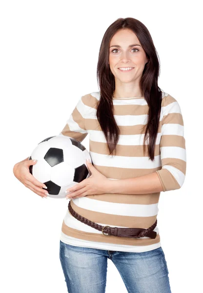 Όμορφη μελαχρινή κοπέλα με μπάλα ποδοσφαίρου — Φωτογραφία Αρχείου