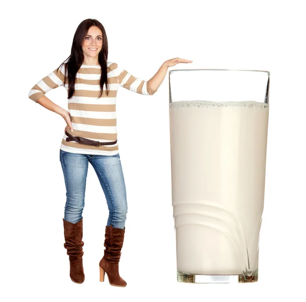 Bella ragazza bruna con un grande bicchiere di latte — Foto Stock