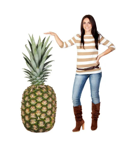Mooie brunette meisje met een grote ananas — Stockfoto