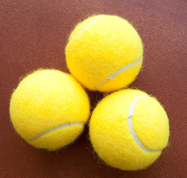 Τρεις μπάλες του τένις, μαζί με κίτρινο χρώμα — Φωτογραφία Αρχείου