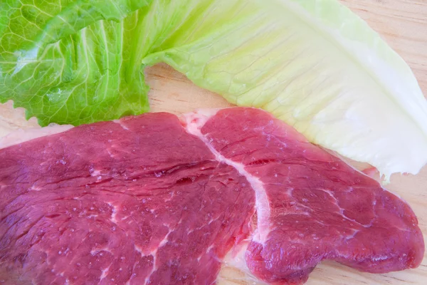 Biftek pişmemiş domuz eti ve marul — Stok fotoğraf