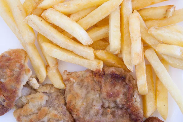 Chips en gekookt varkensvlees filets — Stockfoto