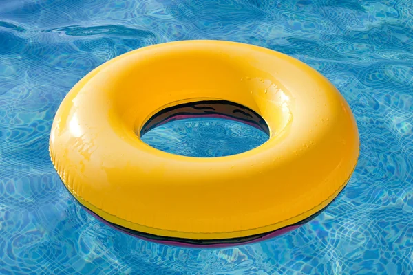 Gele zweven zweven in het zwembad — Stockfoto