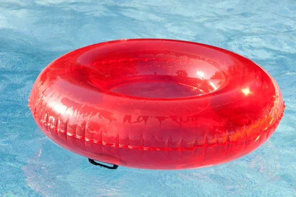 Červená plovoucí v bazénu — Stock fotografie