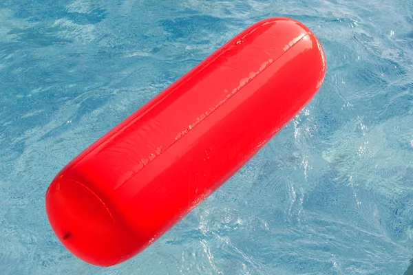 Flutuador vermelho flutuando na piscina — Fotografia de Stock