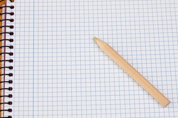 Scherp potlood op een spiraal notebook — Stockfoto