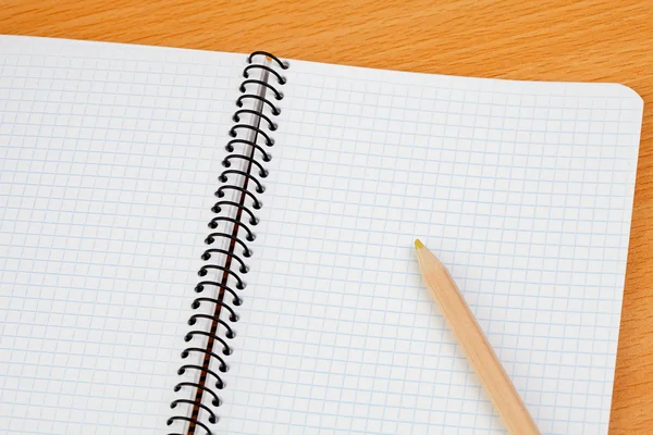Lápis afiados em um caderno em espiral — Fotografia de Stock