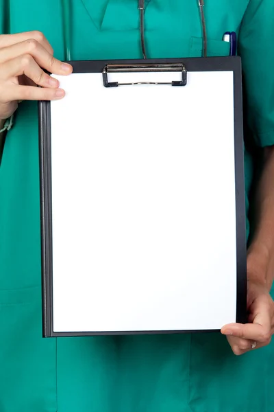 Médico anônimo com área de transferência e papel em branco — Fotografia de Stock