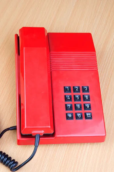 Красный классический телефон — стоковое фото