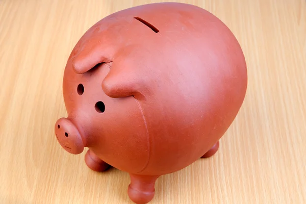 Piggy bank, egy fából készült asztal — Stock Fotó