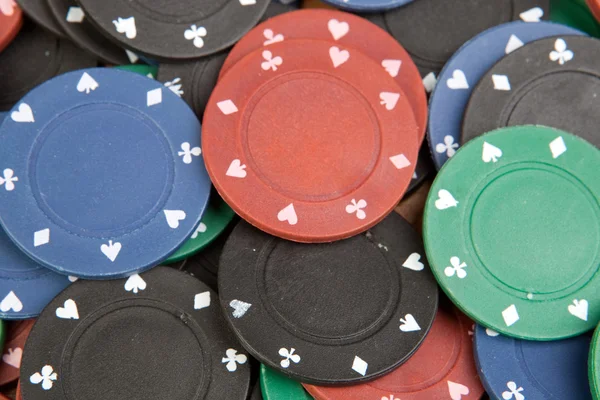 Много фишек для покера — стоковое фото
