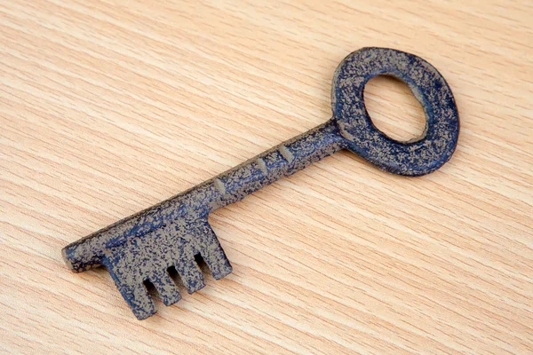 Oude bronzen sleutel — Stockfoto