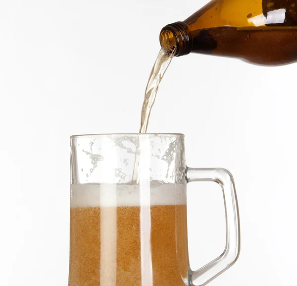 Poner cerveza en un frasco de vidrio — Foto de Stock