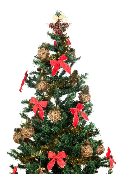 Όμορφο χριστουγεννιάτικο δέντρο με κόκκινες κορδέλες και χρυσό μπάλες — Φωτογραφία Αρχείου