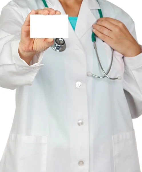 空白の名刺を持つ匿名医師 — ストック写真