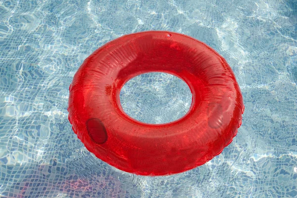 Havuzda yüzen kırmızı float — Stok fotoğraf