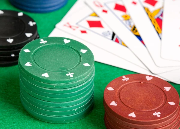 Poker kort och staplade marker — Stockfoto