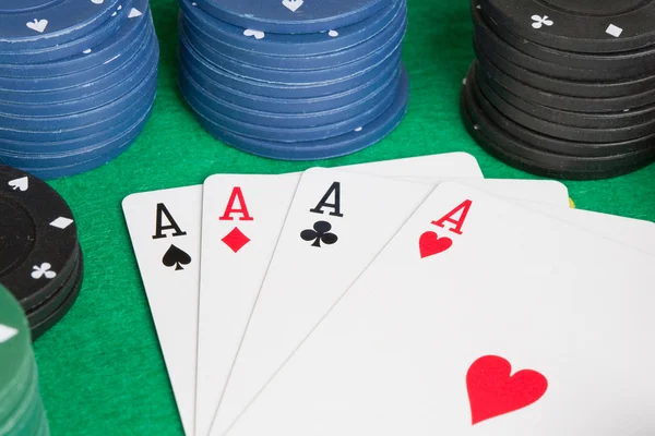 Τέσσερις άσους και πόκερ στοιβάζονται μάρκες — Φωτογραφία Αρχείου