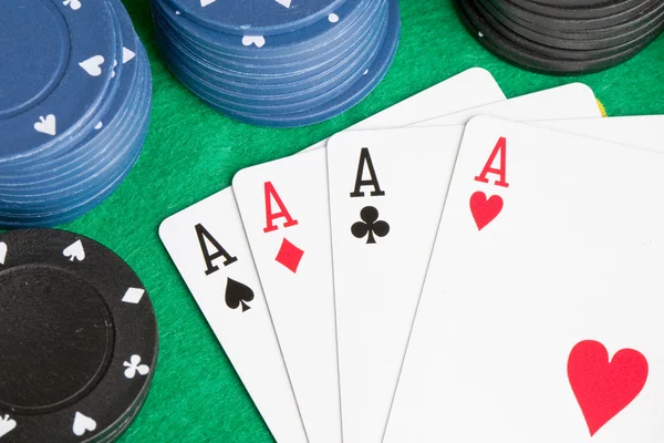Quatro ases e fichas empilhadas de poker — Fotografia de Stock