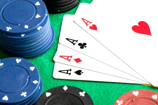 Dört as ve poker fişleri yığılmış — Stok fotoğraf