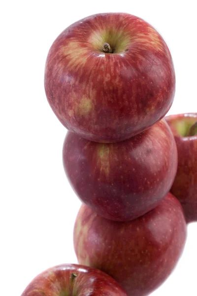 Несколько яблок укладывается баланс с видом сверху — стоковое фото