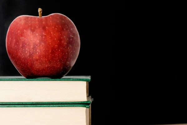 Ένα κόκκινο μήλο κόκκινο, ένα πράσινο βιβλίο — Φωτογραφία Αρχείου