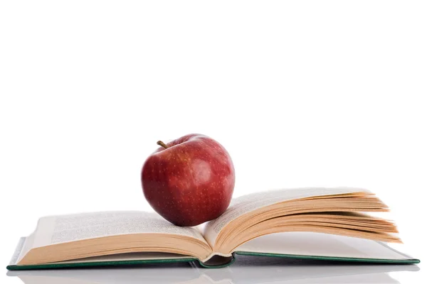 红苹果与打开的书和反射 — 图库照片