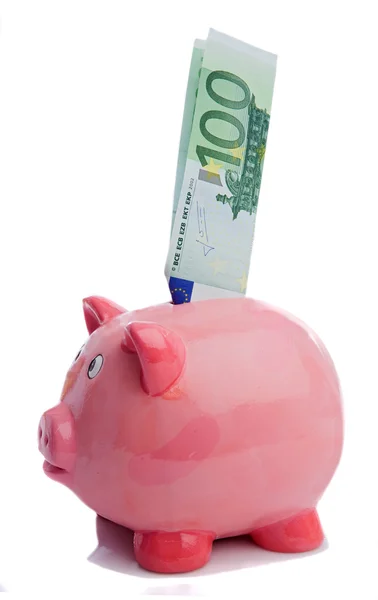 Opslaan van een nota van honderd euro in een piggy-bank — Stockfoto