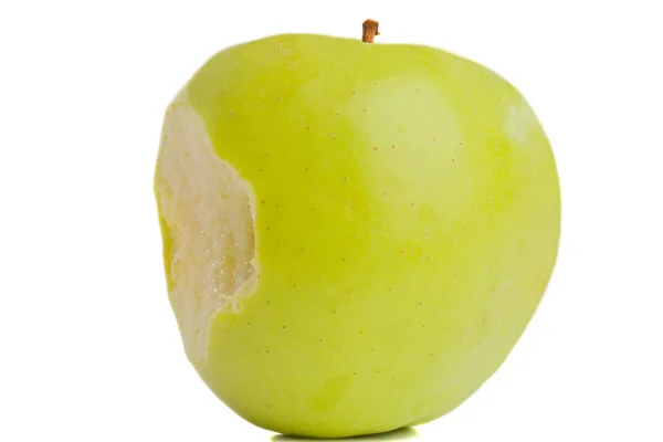 Зеленое вкусное яблоко с укусом — стоковое фото